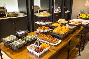 Desayuno buffet (EUR 12 por persona) 