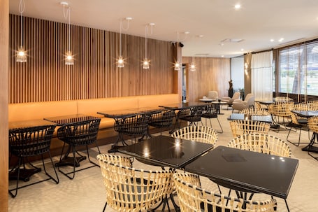 Desayuno buffet diario (EUR 12 por persona)