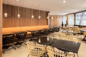 Daily buffet breakfast (EUR 12 per person) - Hotel Dom Carlos Park (Lisbon)