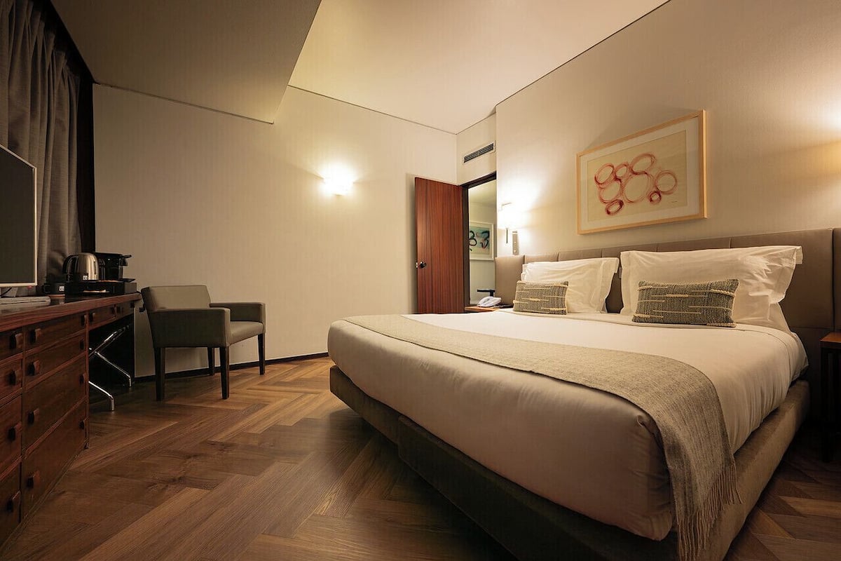 Phòng Deluxe | Minibar, két bảo mật tại phòng, màn/rèm cản sáng, phòng cách âm