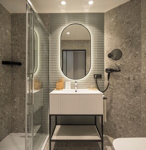 Premium Double Room | Bathroom | Shower, eco-friendly toiletries, hair dryer, towels
