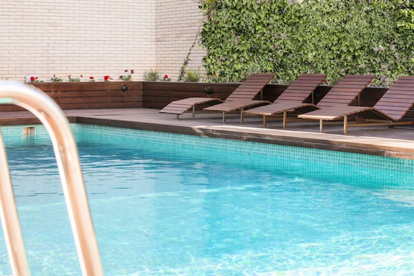 Kolam renang terbuka bermusim, kerusi lepak pantai