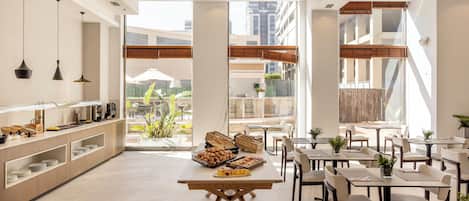 Desayuno continental diario (EUR 14 por persona)