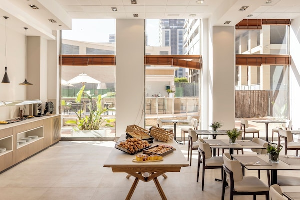 TĂ€gliches kontinentales FrĂŒhstĂŒck (14 EUR pro Person)