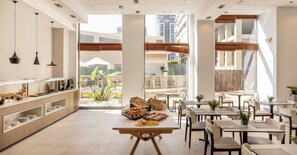 Daily continental breakfast (EUR 14 per person) - Hotel ILUNION Valencia 3 (Valencia)