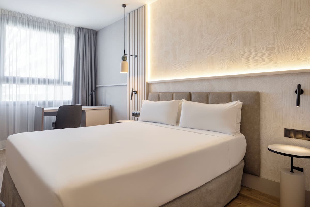 Premium-Doppelzimmer | Zimmersafe, Schreibtisch, laptopgeeigneter Arbeitsplatz