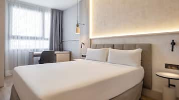 Premium tweepersoonskamer | Een kluis op de kamer, een bureau, een laptopwerkplek