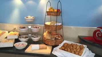 Daily buffet breakfast (NZD 29 per person)