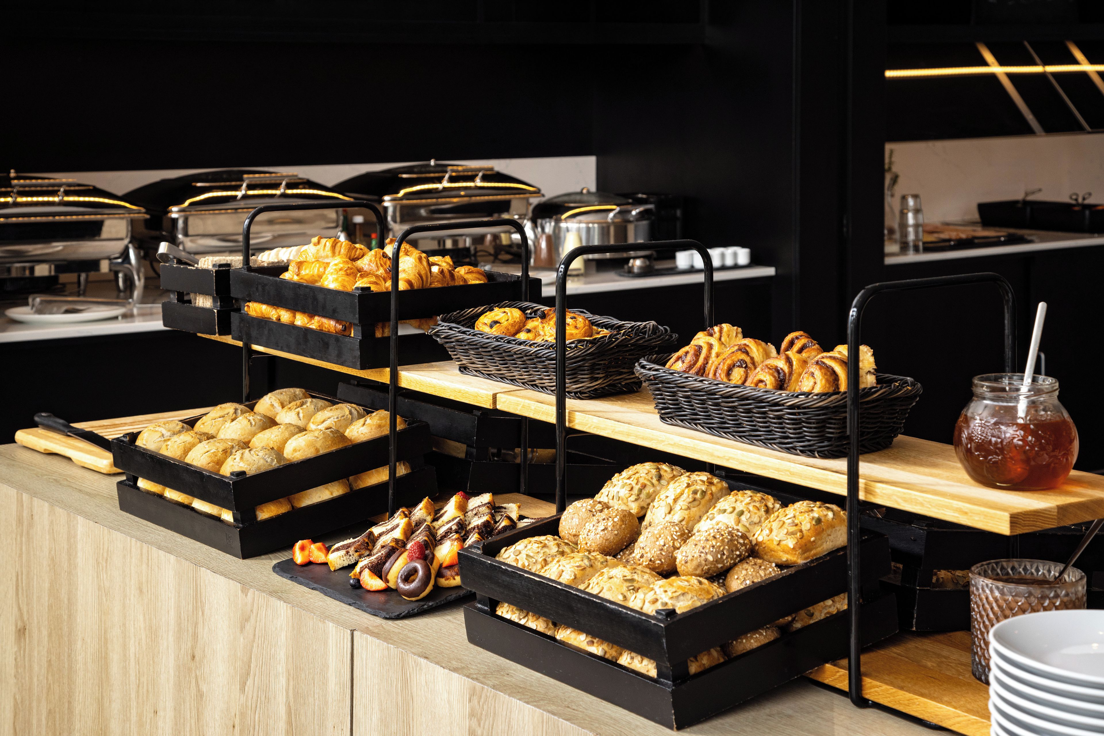 Un buffet con diverse preparazioni da forno e dolci.
