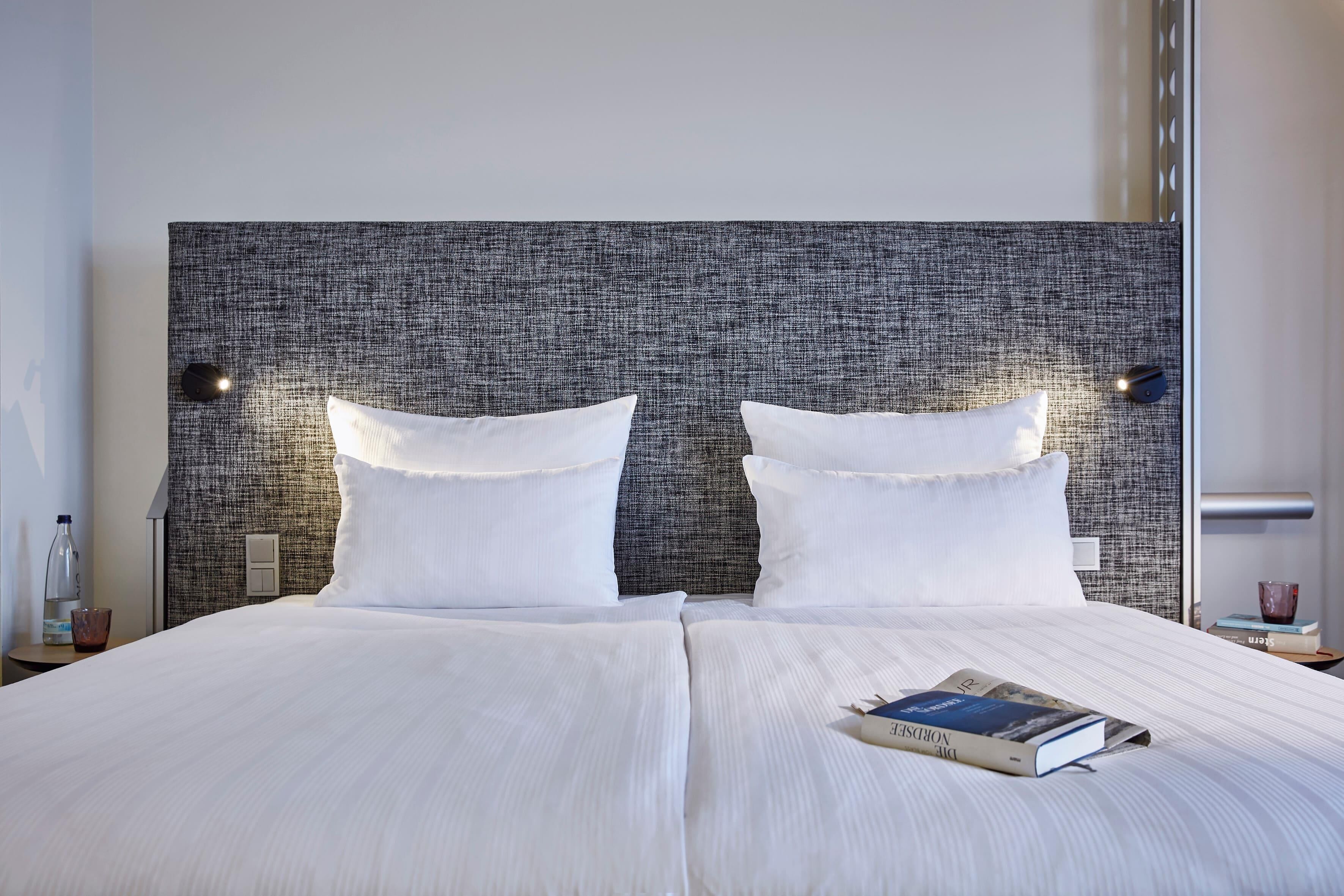 Ropa de cama hipoalergénica, minibar, escritorio y cortinas opacas
