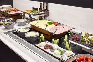 A buffet with various cheeses, meats, and fruits. - INNSiDE by Meliá Bremen (Bremen)