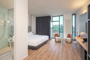 Hypo-allergenic bedding, minibar, desk, blackout drapes