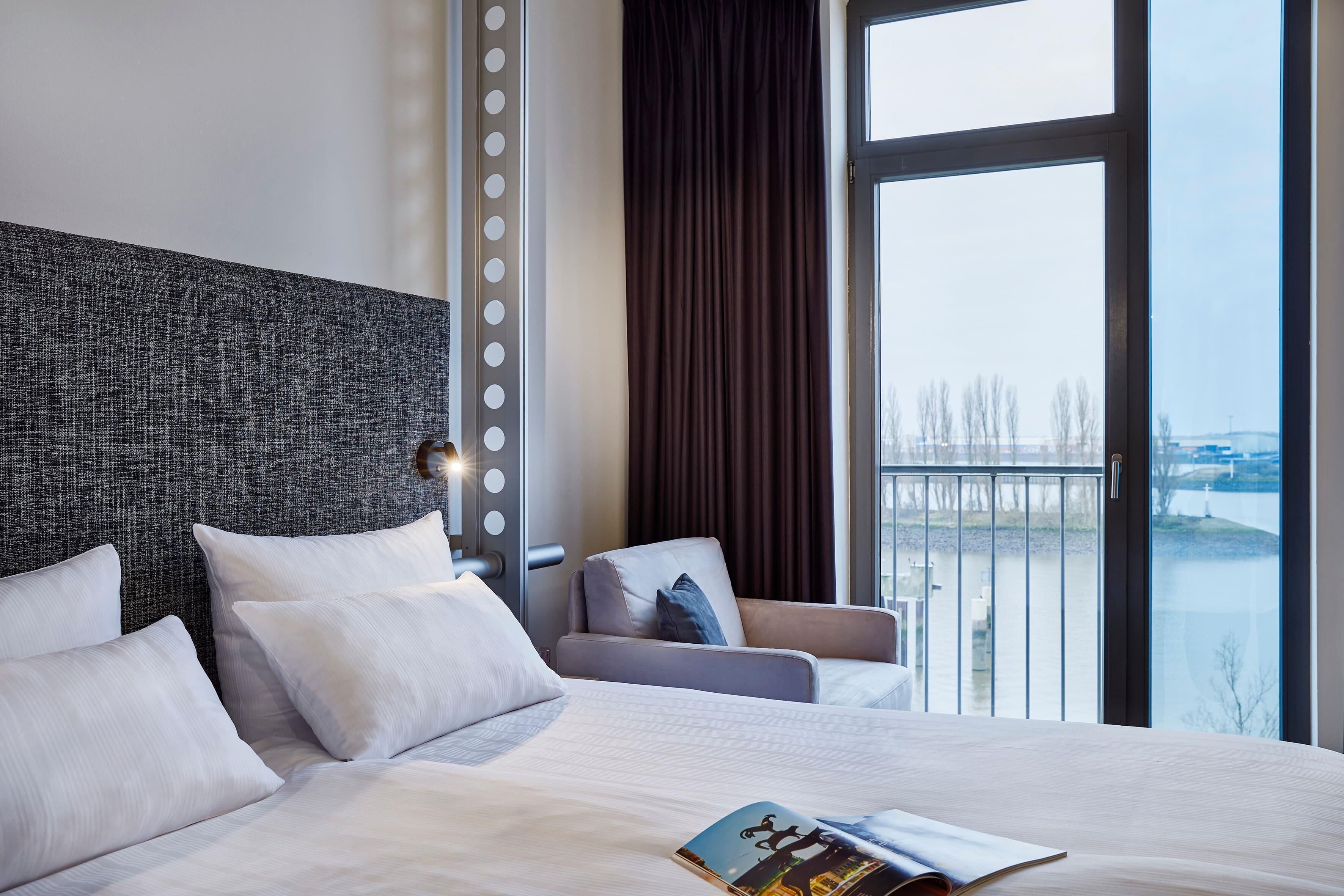 Ropa de cama hipoalergénica, minibar, escritorio y cortinas opacas