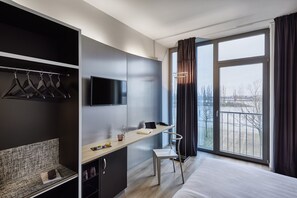 Hypo-allergenic bedding, free minibar, desk, blackout drapes