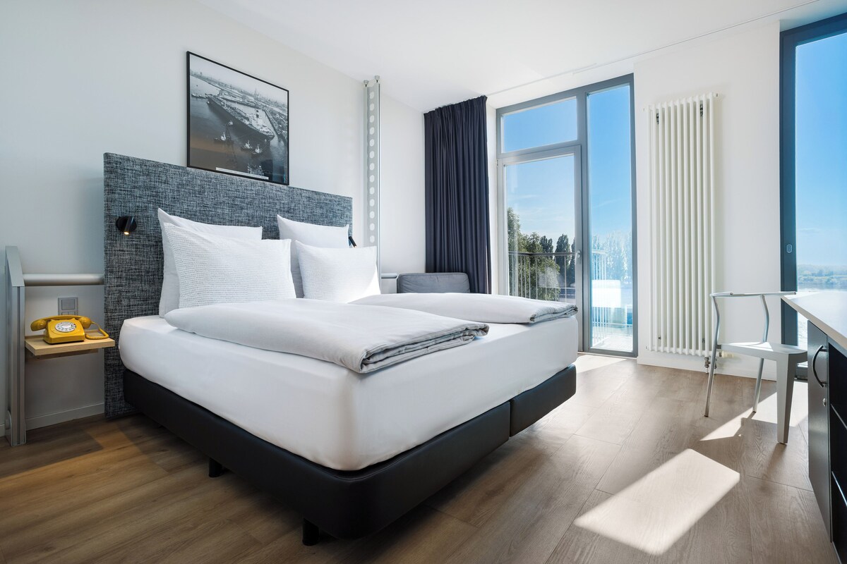 Ropa de cama hipoalergénica, minibar, escritorio y cortinas opacas