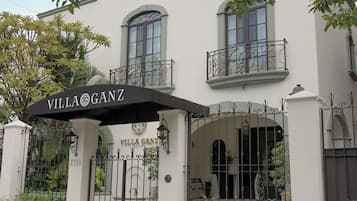 Mặt tiền nơi lưu trú