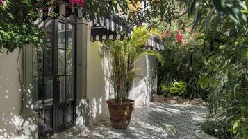 Grand master suite | Premium bedding, down comforters, pillowtop beds, in-room safe