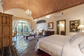 Premium-Suite | Hochwertige Bettwaren, Daunenbettdecken, Pillowtop-Betten, Zimmersafe