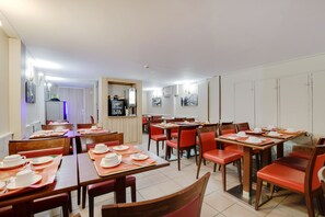 Café da manhã continental todos os dias (EUR 6 por pessoa) 