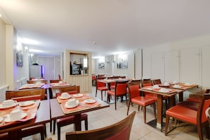 Daily continental breakfast (EUR 6 per person)