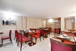 Daily continental breakfast (EUR 6 per person)