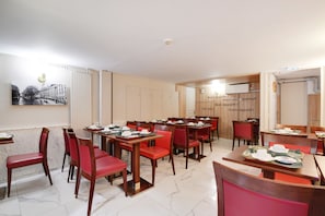 Daily continental breakfast (EUR 6 per person)