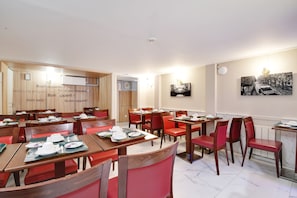 Petit déjeuner continental (9 EUR par personne)