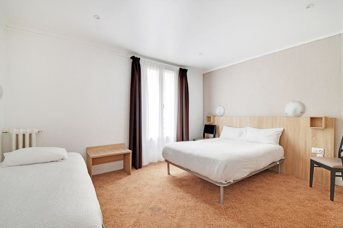 Tripla familiare | Materassi Select Comfort, una cassaforte in camera, una scrivania