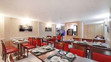 Desayuno continental diario (EUR 9 por persona)