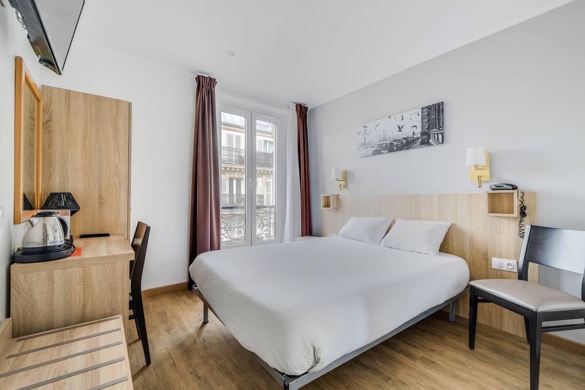 Chambre double | Lit avec matelas Select Comfort, coffre-fort, bureau