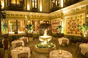 Petit déjeuner, déjeuner et dîner servis sur place, vue sur le jardin