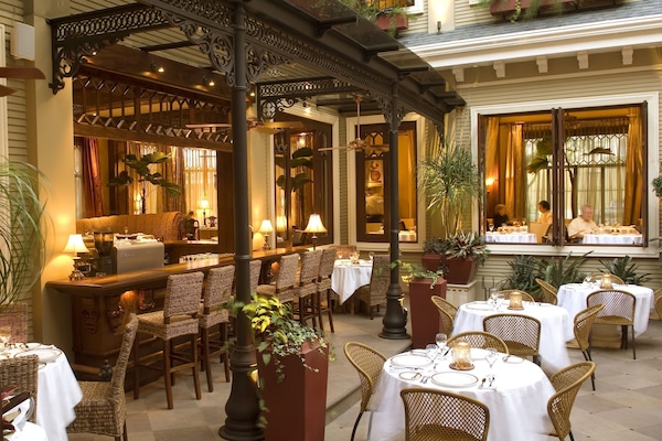 Se ofrece un desayuno completo (19 USD por persona)