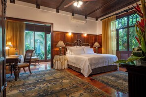 Suite, 1 cama de matrimonio grande | Ropa de cama de alta calidad, colchones con acolchado adicional, minibar