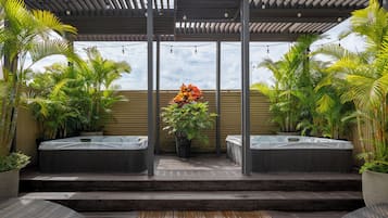Outdoor spa tub