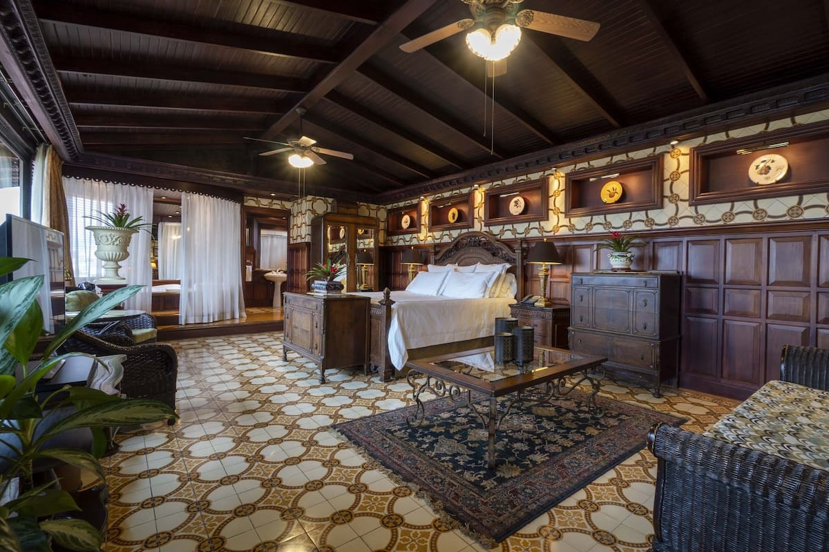 Romantic Suite, 1 King Bed, Jetted Tub, City View | Premium bedding, pillowtop beds, minibar, in-room safe
