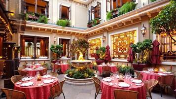 Se sirven desayunos y cocina internacional (con vistas al jardín)