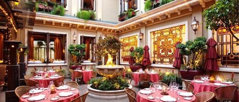 Se sirven desayunos, comidas y cocina internacional con vista al jardín