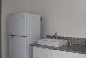 Fridge, microwave, coffee/tea maker - Barley House Hotel, Trademark Collection by Wyndham (Fort Lauderdale)
