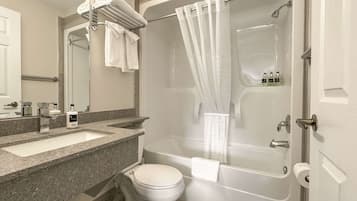 Un baño moderno con bañera, inodoro y tocador.