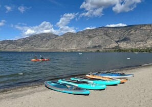 Plage privée, chaise longue, kayak