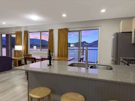 Suíte premium, várias camas, 2 banheiros (Coast Penthouse Suite) | Escrivaninha, ferros/tábuas de passar roupa, Wi-Fi de cortesia