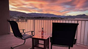 Suite Premium, plusieurs lits, 2 salles de bains (Coast Penthouse Suite) | Vue de la chambre