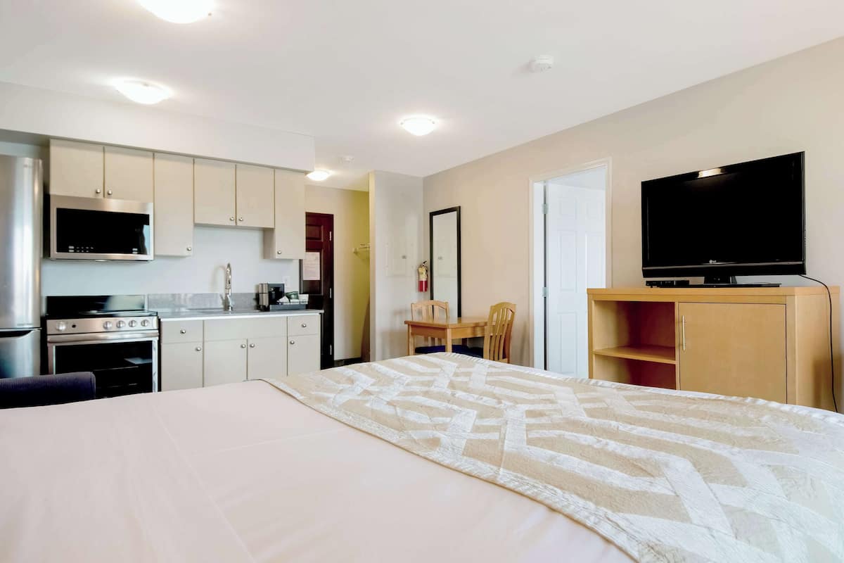 Suite Confort, varias camas (Coast Premium King Suite) | 1 habitación, escritorio, tabla de planchar con plancha y wifi gratis