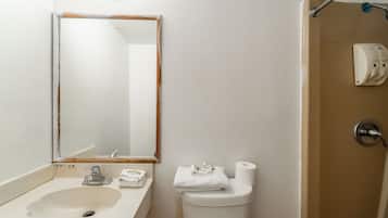 Habitación, 1 cama matrimonial, para no fumadores | Baño | Amenidades de baño gratuitas y toallas