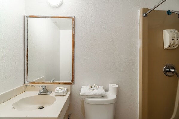 Quarto, 1 cama de casal, para não fumantes | Banheiro | Produtos de toalete grátis, toalhas de banho