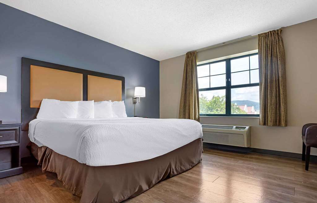 Peralatan tempat tidur premium, meja, seterika/papan seterika 