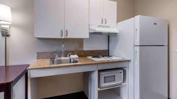 Estudio, 1 cama Queen size, con acceso para personas discapacitadas, para no fumadores | Cocina privada | Refrigerador con congelador, microondas y utensilios de cocina