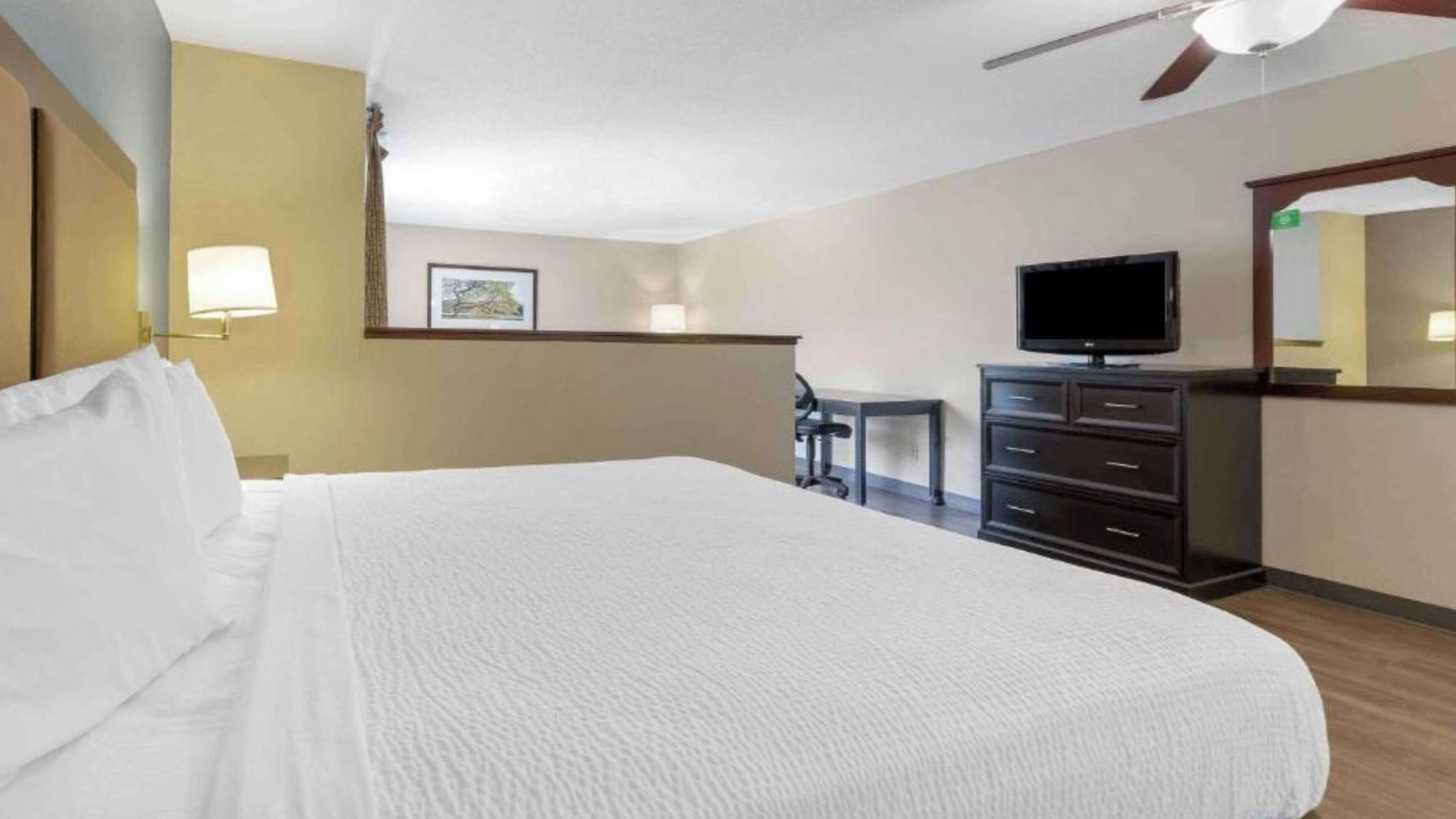 Premium bedding, desk, iron/ironing board, free WiFi