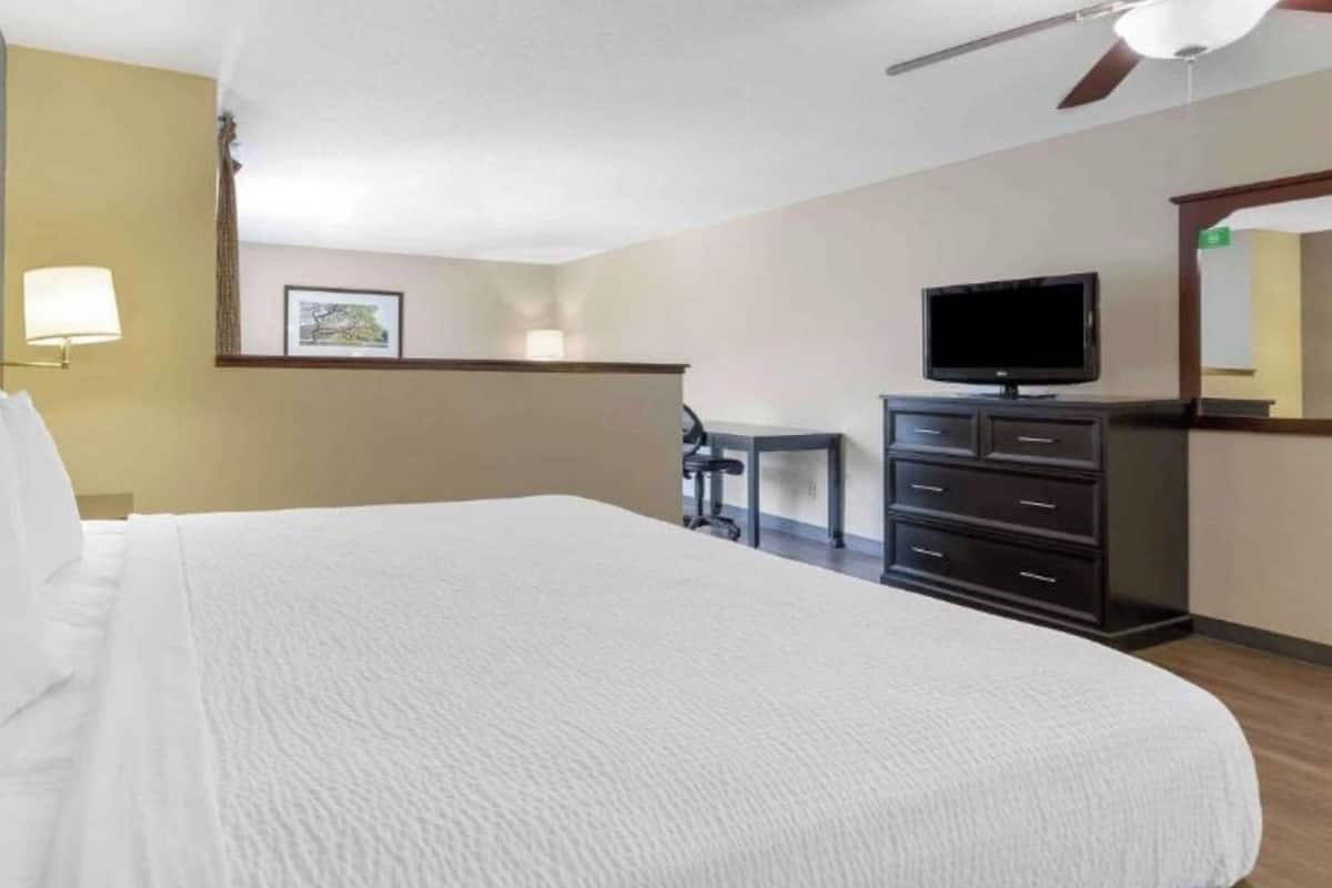 Premium bedding, desk, iron/ironing board, free WiFi