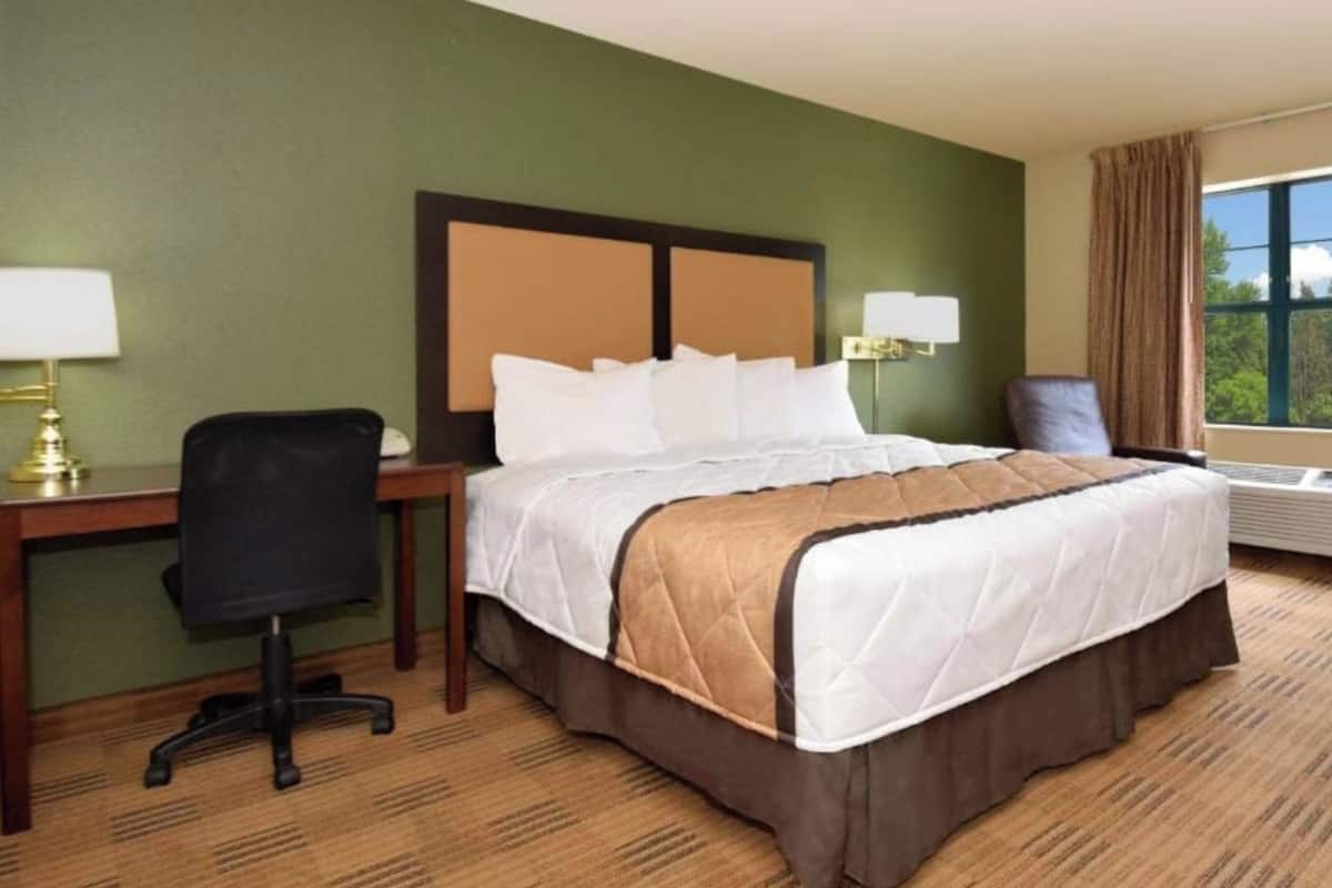 Suite, 1 King Bed with Sofa bed, Non Smoking, Kitchen | Premium bedding, desk, iron/ironing board, free WiFi